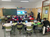 Alumnos del colegio Campoamor de Alcantarilla con los nuevos portátiles