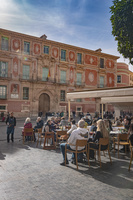 La plaza del Cardenal Belluga, con numerosos visitantes en las terrazas.