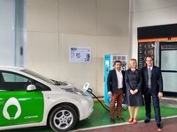 Primer punto de recarga de vehículos eléctricos de energía verde en una estación de servicio de la Región