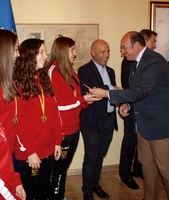 El presidente de la Comunidad recibe a la selección murciana femenina sub-17 de fútbol sala (2)