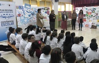 La consejera de Educación y Universidades, María Isabel Sánchez-Mora, visitó hoy el colegio Ciudad de la Paz, en El Palmar (Murcia), donde participó con los alumnos en una de las jornadas del programa educativo / 2