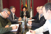 El director general del Agua, Andrés Martínez, durante su reunión con la alcaldesa de Puerto Lumbreras y miembros de su equipo de gobierno