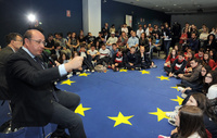 El presidente Pedro Antonio Sánchez, con alumnos premiados en la última edición de Euroscola, en la conmemoración del Día de Europa 2016