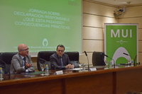 El consejero de Desarrollo Económico, Turismo y Empleo, Juan Hernández, junto con el presidente de Croem, José María Albarracín, durante la jornada técnica sobre la declaración responsable