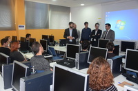 El director general del Servicio Regional de Empleo y Formación, Alejandro Zamora, durante su visita a los alumnos del curso de videojuegos del C...