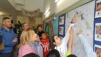 La consejera de Educación y Universidades en funciones, María Isabel Sánchez-Mora, visitó el colegio La Santa Cruz, donde explicó los detalles de las rutas escolares organizadas con motivo del Año Jubilar de Caravaca de la Cruz