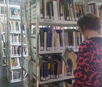 Una usuaria consulta un libro de la biblioteca del Centro de Documentación y Estudios Avanzados de Arte Contemporáneo" de la Región de Murcia, uno de los centros que estará presente en la Feria del Libro de Madrid