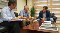 El consejero, en la reunión de trabajo con el alcalde de Ojós, a la que también ha asistido el director general del Agua