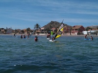 Imagen de escolares realizando deportes náuticos en el Mar Menor (1)
