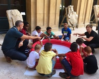El director general Manuel Pleguezuelo acompaña a los niños saharauis en las actividades del Museo Arqueológico