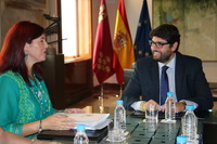 Fernando López Miras se reúne con la presidenta del Colegio de Enfermería de la Región (2)