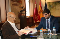 El presidente de la Comunidad recibe en el Palacio de San Esteban al cocinero murciano Raimundo González (2)