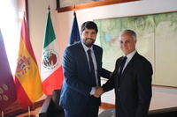 El presidente Fernando López Miras recibió hoy en el Palacio de San Esteban al cónsul honorario de México en Murcia (2)