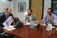 El director del Info, Joaquín Gómez, durante la reunión con los representantes de la directiva de AJE