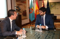 Fernando López Miras se reúne con la alcalde de Mula (2)