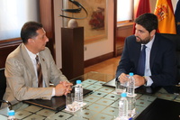 El presidente de la Comunidad recibe al cónsul de Ecuador en la Región de Murcia, Carlos Espinoza (3)