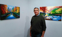 El artistas Pedro Antonio Abril con parte de sus obras