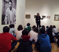 Imagen de un grupo de escolares visitando la muestra de los cuadros de Sorolla en el Museo de Bellas Artes