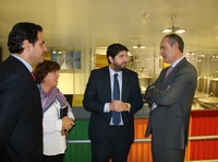 El presidente de la Comunidad, Fernando López Miras, visita las instalaciones del Grupo Diego Zamora, fabricante de Licor 43 (2)