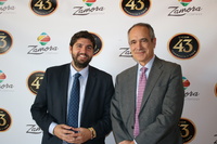 El presidente de la Comunidad, Fernando López Miras, visita las instalaciones del Grupo Diego Zamora, fabricante de Licor 43 (3)