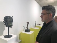 Imagen del director general de Bienes Culturales, Juan Antonio Lorca, observando una de las esculturas de Dalí propiedad de la Comunidad Autónoma