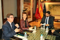 Fernando López Miras se reúne con la presidenta de la Confederación Estatal de Personas Sordas y con el presidente de la Federación de Personas Sordas de la Región (2)