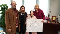 La consejera de Familia e Igualdad de Oportunidades, Violante Tomás, recibió hoy un cuadro de  Montse Pérez Soria, usuaria de la asociación Alfa