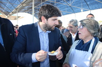Fernando López Miras asiste en Pozo Estrecho a la tradicional degustación de 'pelotas galileas'