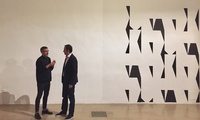 El consejero de Turismo, Cultura y Medio Ambiente, Javier Celdrán, y el artista Javier Pividal, durante la presentación de la exposición de la Sala Verónicas (II)