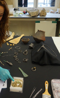 Algunas de las piezas del ajuar funerario hallado en La Almoloya