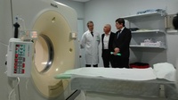 El consejero de Salud, Manuel Villegas (d) recorrió las instalaciones del hospital Reina Sofía