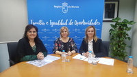 La consejera de Familia e Igualdad de Oportunidades, Violante Tomás, se reúne con la alcaldesa de Las Torres de Cotillas, Isabel María Zapata.