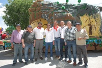 El presidente de la Comunidad asiste a los actos organizados con motivo de las fiestas de San Isidro en Yecla (3)