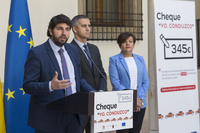 El jefe del Ejecutivo regional, Fernando López  Miras, presenta la campaña "Yo conduzco"