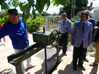 El consejero de Presidencia visita a las obras de pavimentación en el camino del Olivar y cimbrado y adoquinado de la Acequia Mayor de Alguazas
