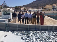 Durante su visita el consejero Miguel Ángel del Amor se interesó por la pesca de la almadraba en La Azohía