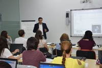 El director general del Servicio Regional de Empleo y Formación, Alejandro Zamora, durante su visita a un curso de 'Región de Murcia Habla Idiomas'