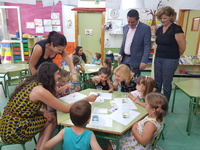 La consejera de Familia visita la escuela de verano de Alcantarilla donde la Comunidad financia 200 plazas para favorecer la conciliación de la vida laboral y familiar