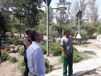 El consejero Javier Celdrán atiende las explicaciones de miembro de Fundown en su visita al Arboretum de El Valle (II)