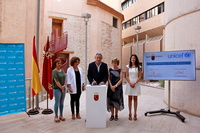El consejero de Hacienda, Fernando de la Cierva, y la presidenta de Unicef en Murcia, Amparo Marzal, firman un convenio de colaboración para promover acciones de RSC entre los empleados públicos de la Comunidad (II)