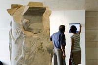 Imagen de visitantes en el Museo Teatro Romano de Cartagena
