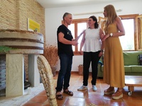 Carmen Sandoval visita la hospedería rural Bajo el Cejo'