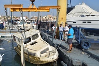 Imágenes de los trabajos de extracción de una embarcación semihundida en el Mar Menor (I)