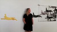 Katarzyna Rogowicz junto a una de sus obras