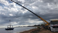 Medio Ambiente retira una embarcación de diez metros semivarada en la playa de Los Urrutias
