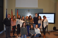 La consejera recibe a los alumnos del colegio San Francisco de Asís de Yecla, segundo premio en un concurso europeo de historia