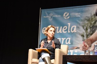 La consejera Adela Martínez-Cachá modera la mesa redonda 'Educando desde el consenso' dirigida a padres y madres separados