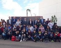 Del Amor junto al gerente de ESAMUR y la alcaldesa de San Pedro posan con los niños y profesiores de sexto de primario del colegio 'La Asomada' de Cartagena que han visitado la EDAR esta mañana