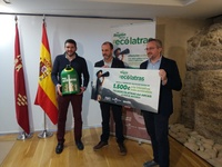 El director general de Medio Ambiente y Mar Menor, Antonio Luengo, y el gerente de zona de Ecoembes, Roberto Fuentes, entregan el premio a la iniciativa más destacada de la campaña 'Ecólatras'