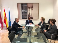 El consejero de Presidencia, Pedro Rivera, se reunió con la presidenta de Unicef en la Región de Murcia, Amparo Marzal (2d).